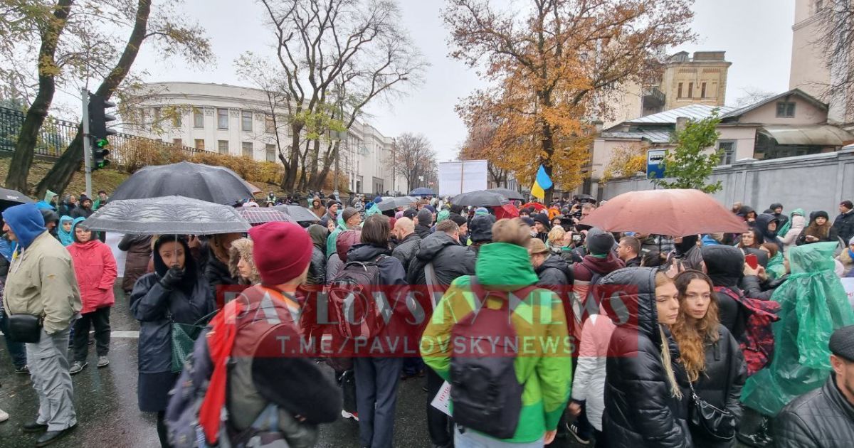 В центрі Києва антивакцинатори перекривають рух транспорту  та сваряться з водіями