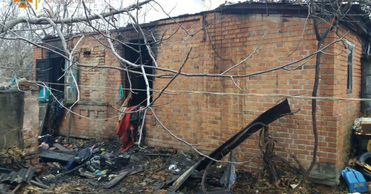 Гасили понад п'ять годин: у Харківській області під час пожежі у житловому будинку загинули двоє людей
