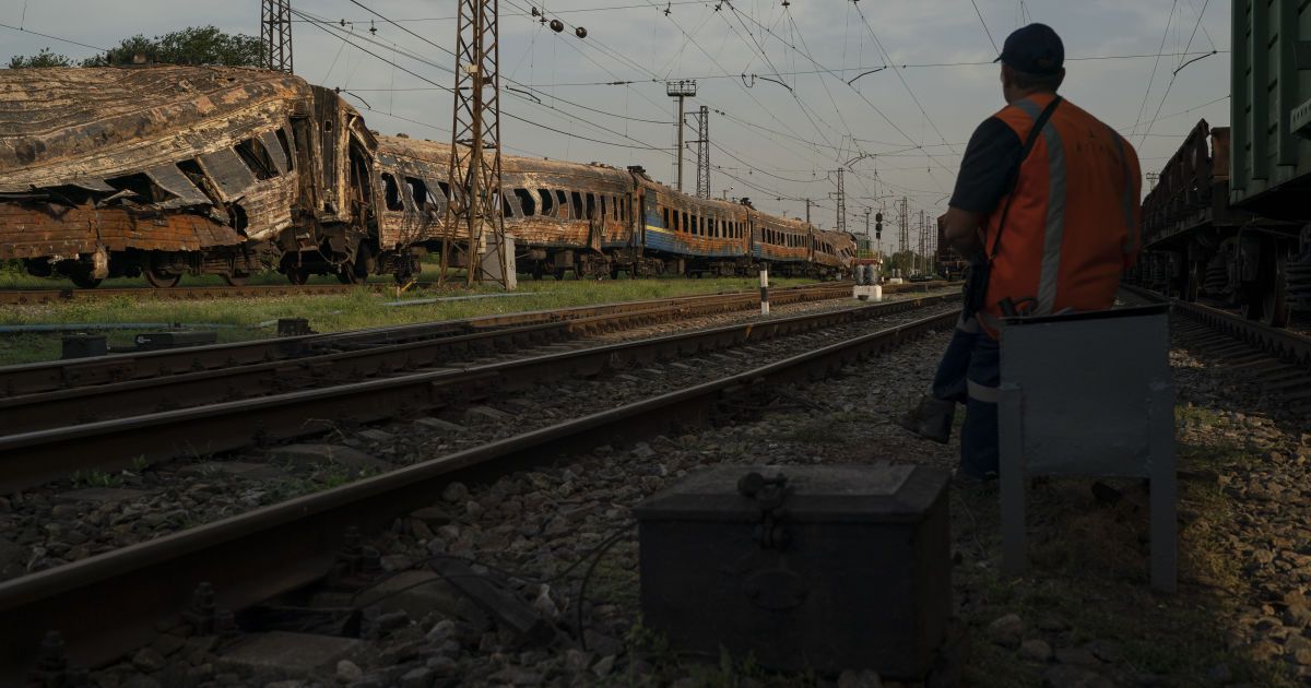 В обстріляному Чаплиному поховали загиблих дітей, а медикам вдалося врятувати всіх постраждалих