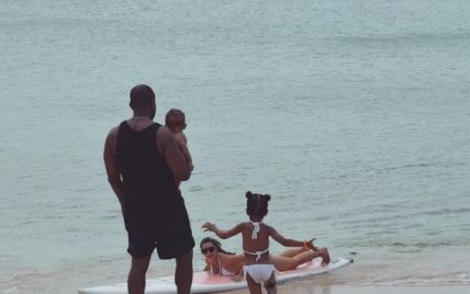 На пляж всей семьей: Ким Кардашьян на отдыхе с детьми и мужем