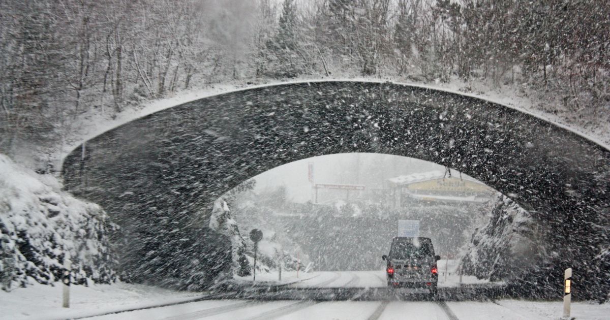 Мощный снегопад накрыл Киев: что происходит в столице