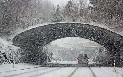 Потужний снігопад накрив Київ: що відбувається у столиці