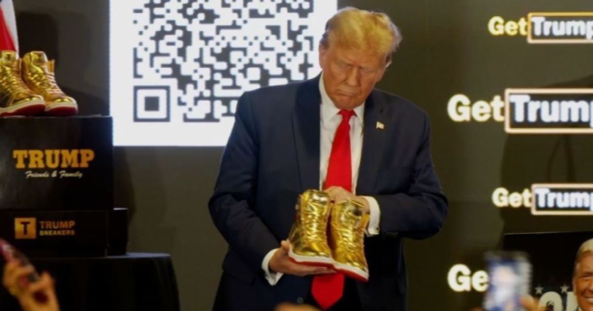 Трамп радуется золотым кроссовкам
