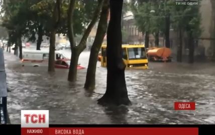 Непогода в Одессе: машины плавают в высокой воде, а поваленные деревья перекрывают улицы