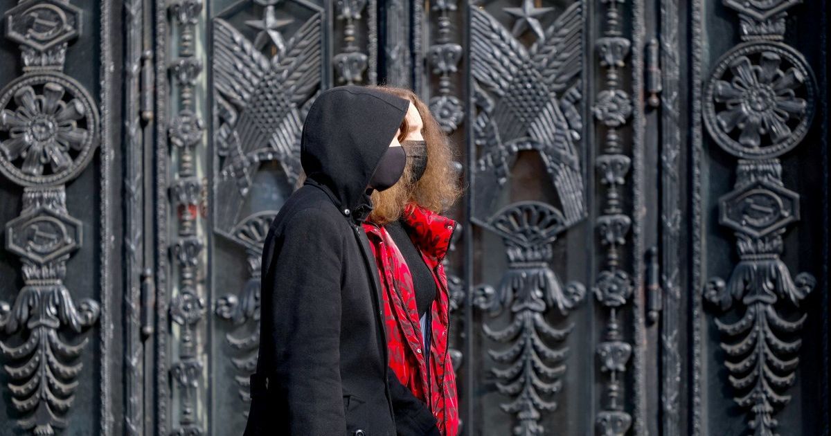 Епідеміологиня пояснила, що підвищує ризик виникнення нових штамів коронавірусу