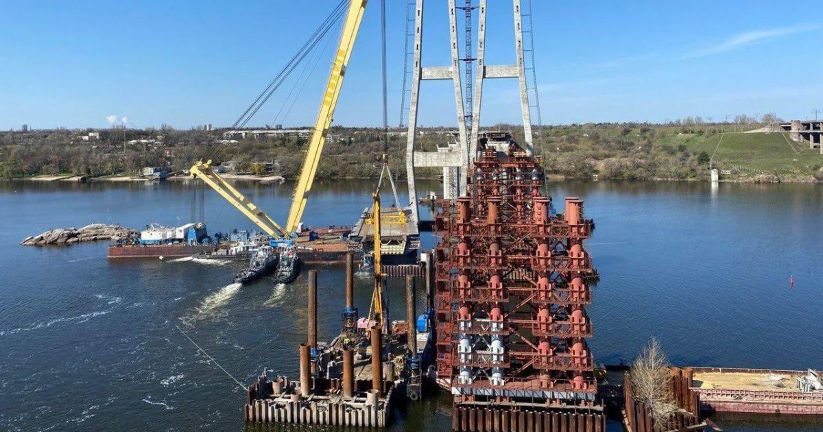 "Велике будівництво" Зеленського: завершився найскладніший етап добудови Запорізьких мостів