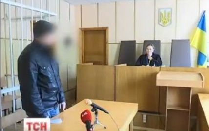 Безпрецедентний вирок в Україні: столичного псевдоволонтера кинули за ґрати