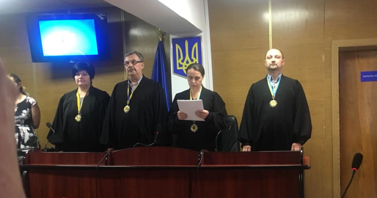 Судді відпустили з-під варти двох з п'яти обвинувачених у жорстокому вбивстві журналіста Сергієнка