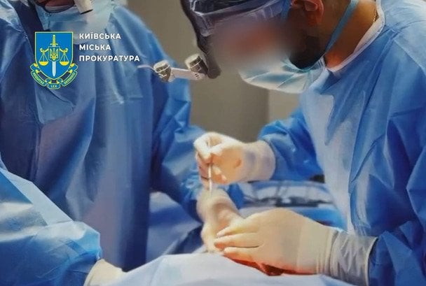Жінці провели підтяжку грудей, розповсюдивши злоякісні новоутворення / © Київська міська прокуратура
