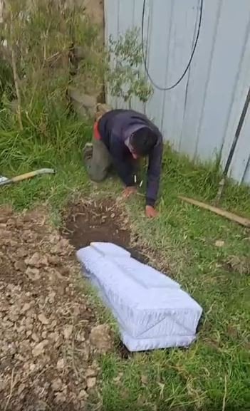 Чоловік влаштував триденний похорон собаки / © скриншот з відео