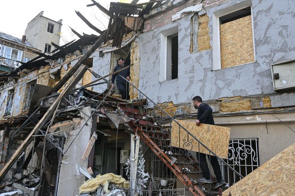 Окупанти вдарили дронами по Харкову: у місті значні руйнування, є поранені
