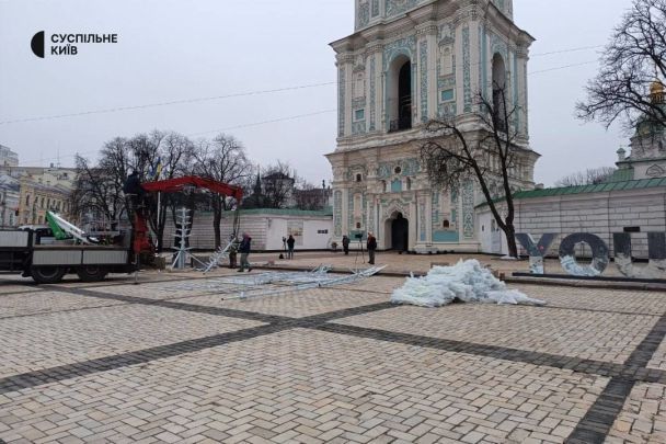 У Києві монтують ялинку / © Суспільне