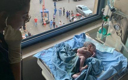 Без світла та ліків: з'явилося відео, як у Бейруті породілля народила немовля одразу після вибуху