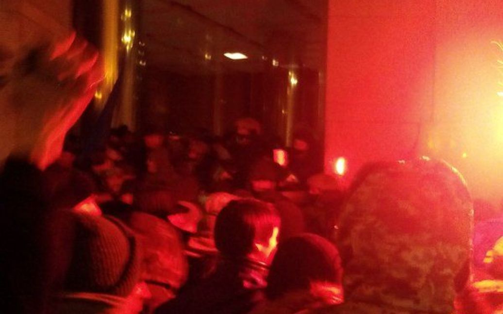 Возле офиса Ахметова второе воскресенье подряд происходят беспорядки. / © twitter.com/VilniyU