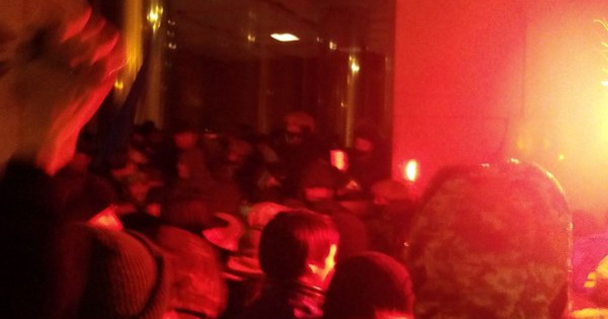 Возле офиса Ахметова второе воскресенье подряд происходят беспорядки. / © twitter.com/VilniyU