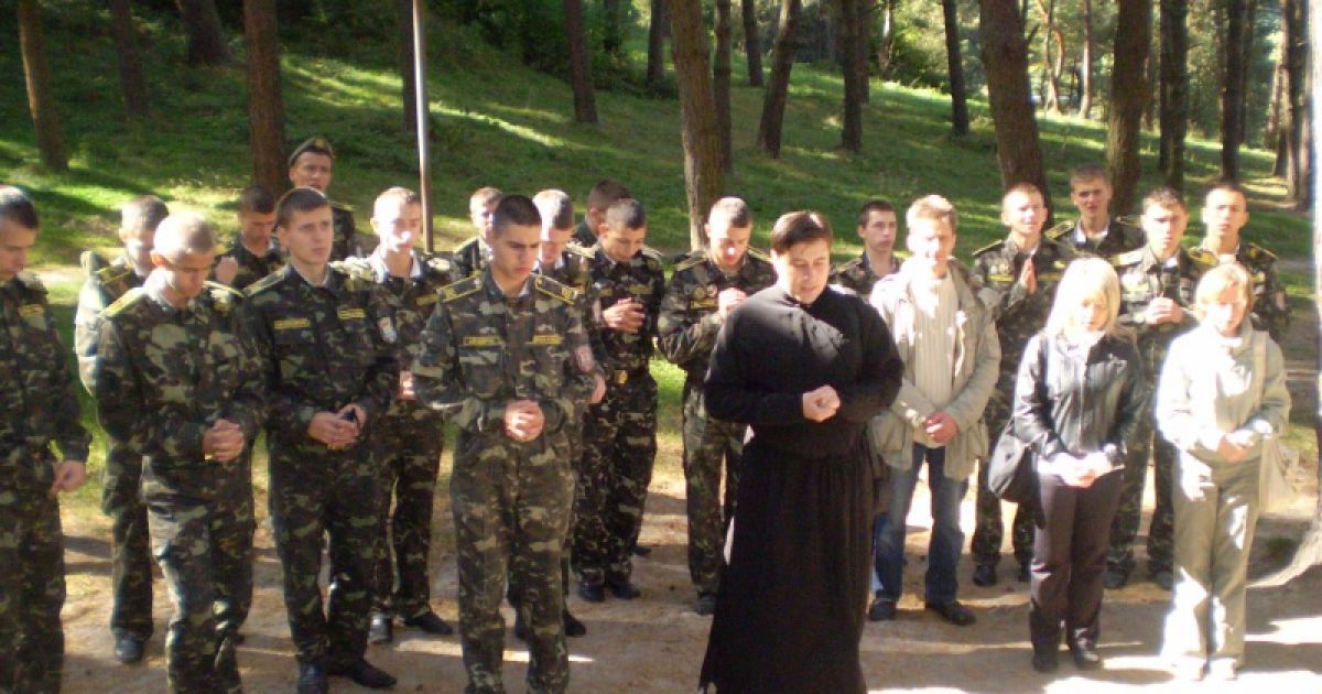Регіонали пропонують долучити до армії священиків.