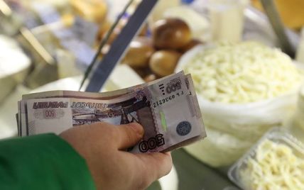 Банк России опустил курс рубля, приближая его к новому дну