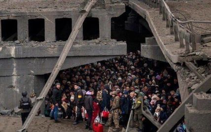 Фото дня: в Ірпені сотні українців ховаються під руїнами мосту від ударів російських військ