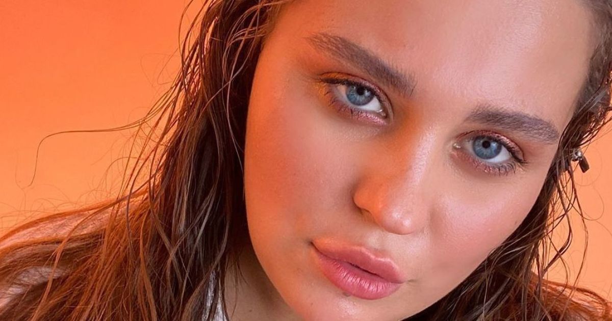 Солистка группы KAZKA Зарицкая провела виртуальную экскурсию по своей комнате