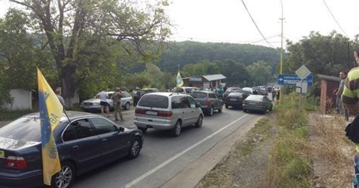 Українські активісти перекрили дороги на кордоні з Румунією та Словаччиною
