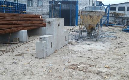 В Киеве строителя задавило бетонной конструкцией