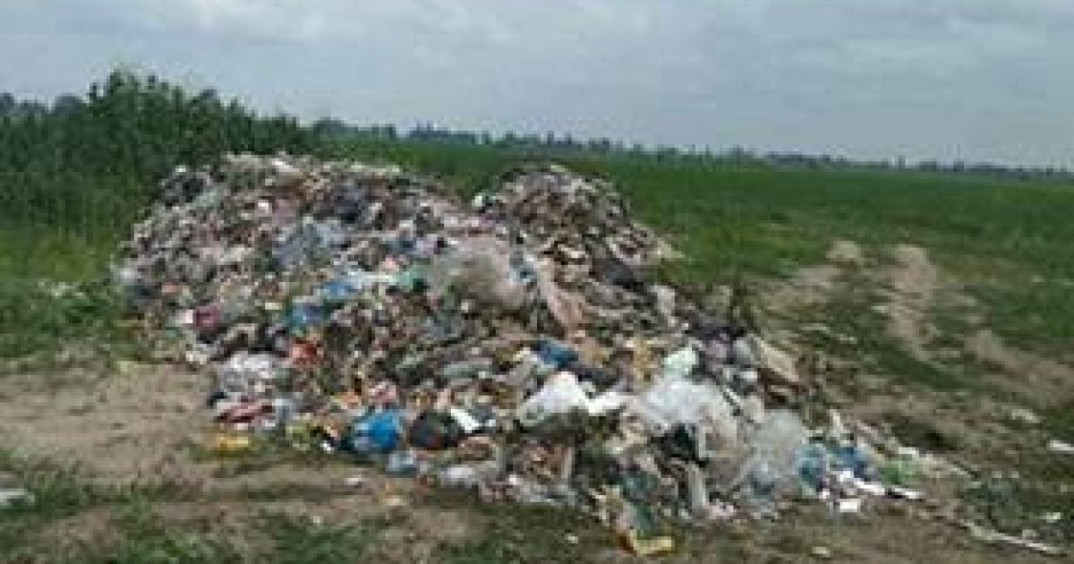Невідомі скинули у полі біля Борисполя понад 60 тонн львівського сміття