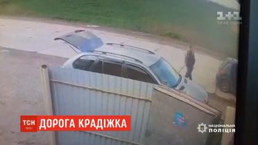 Жінка забула зачинити машину і "подарувала" крадіям 800 тисяч гривень