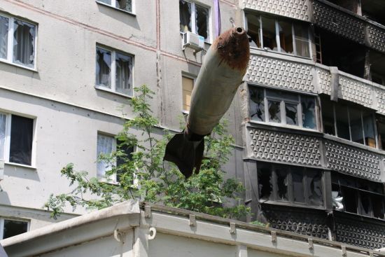 Ржава і страшна: рятувальники показали надпотужну бомбу ФАБ-500, яку Росія скинула на багатоповерхівку в Харкові (фото)
