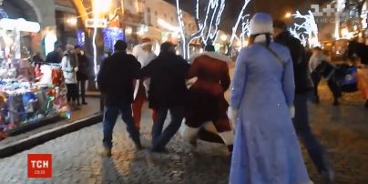 Драка на Дерибасовской: воинственных Дедов Морозов ищет полиция и мэрия Одессы