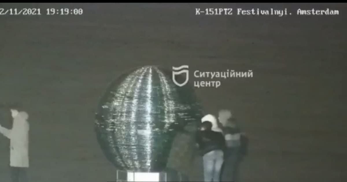 Заставили смывать "наскальную живопись": в Днепре наказали подростков, которые разрисовали "Шар желаний" (видео)