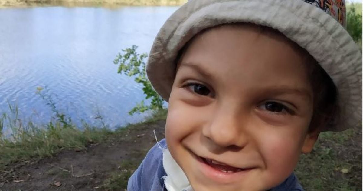 Подаруйте Ярославчику можливість позбутись трубочок в його тілі і відчути смак їжі