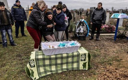 Мать целовала сына в гробу: история Сережки, который прожил всего два дня, потому что его убила российская ракета