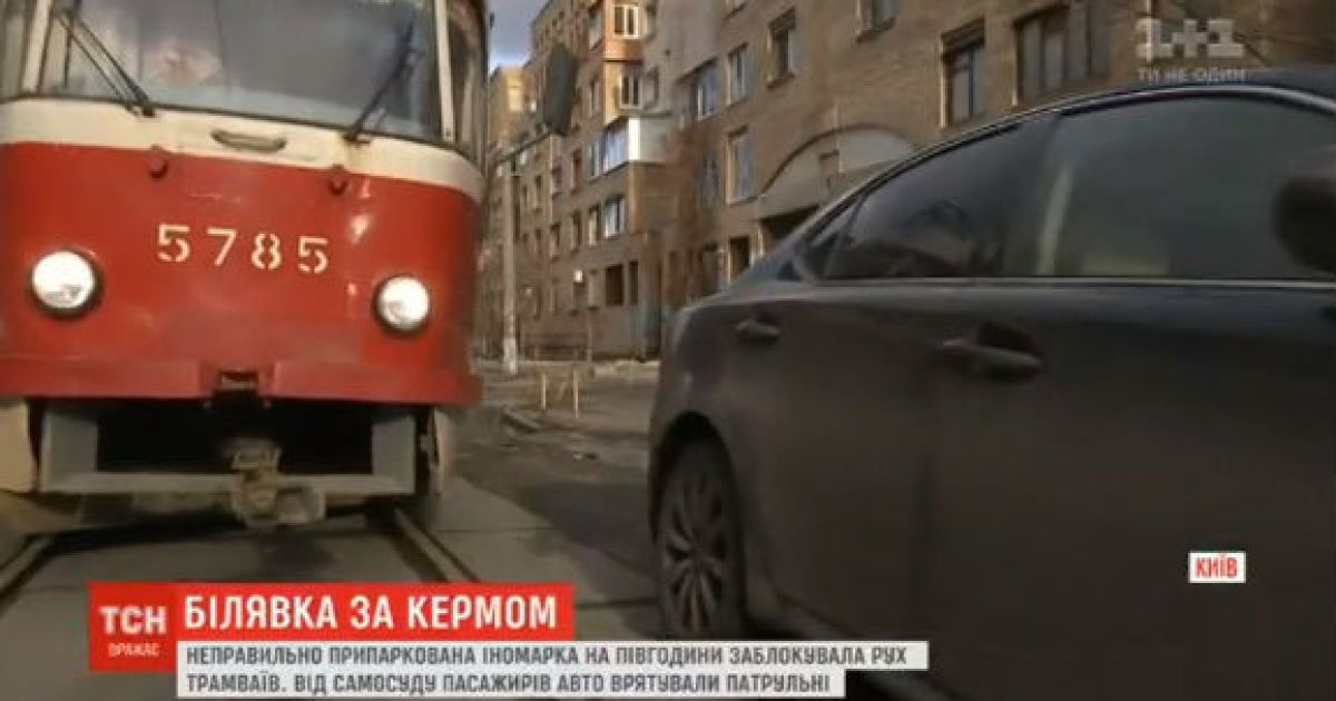Блондинка на Lexus заблокировала движение трамваев в центре столицы