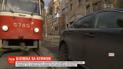Білявка на Lexus заблокувала рух трамваїв у центрі столиці