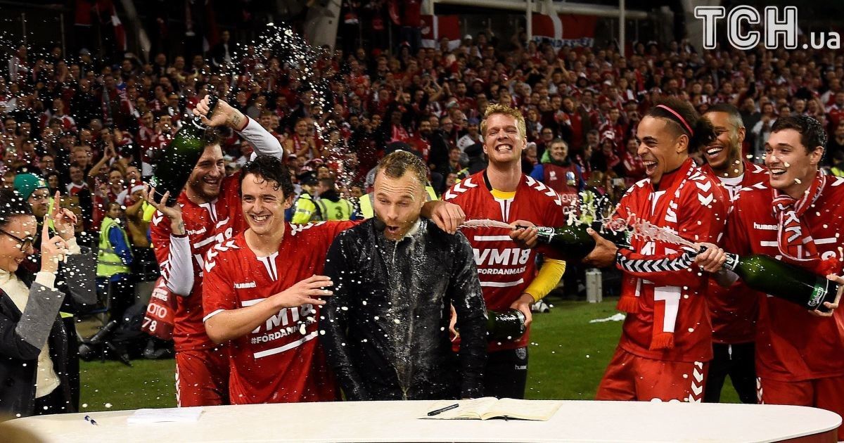 Гравці збірної Данії викупали телеексперта в шампанському після виходу на ЧС-2018