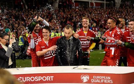 Игроки сборной Дании искупали телеексперта в шампанском после выхода на ЧМ-2018