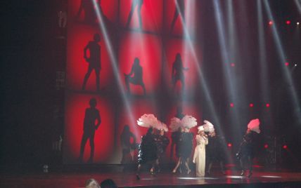 Харизматичная Лайма Вайкуле в белом смокинге и шляпе выступила на сцене Дворца "Украина"