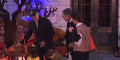 Діти держсекретаря Блінкена завітали на вечірку у Білий дім в костюмах Зеленського та прапора України 