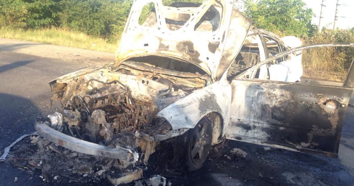 Бійці "Правого сектора" з кулеметів і гранатометів знищили три міліцейські машини.