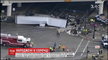 В Техасе огромный грузовик упала с путепровода на крышу легкового автомобиля