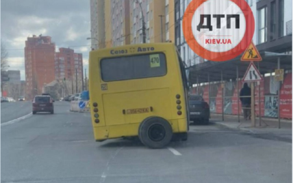 "Не выдержала бешеного ритма карантина": в Киеве маршрутка с пассажирами сломалась прямо на ходу