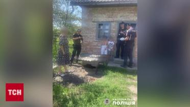 Прикувала сина ланцюгом! Багатодітну матір підозрюють у катуванні дітей