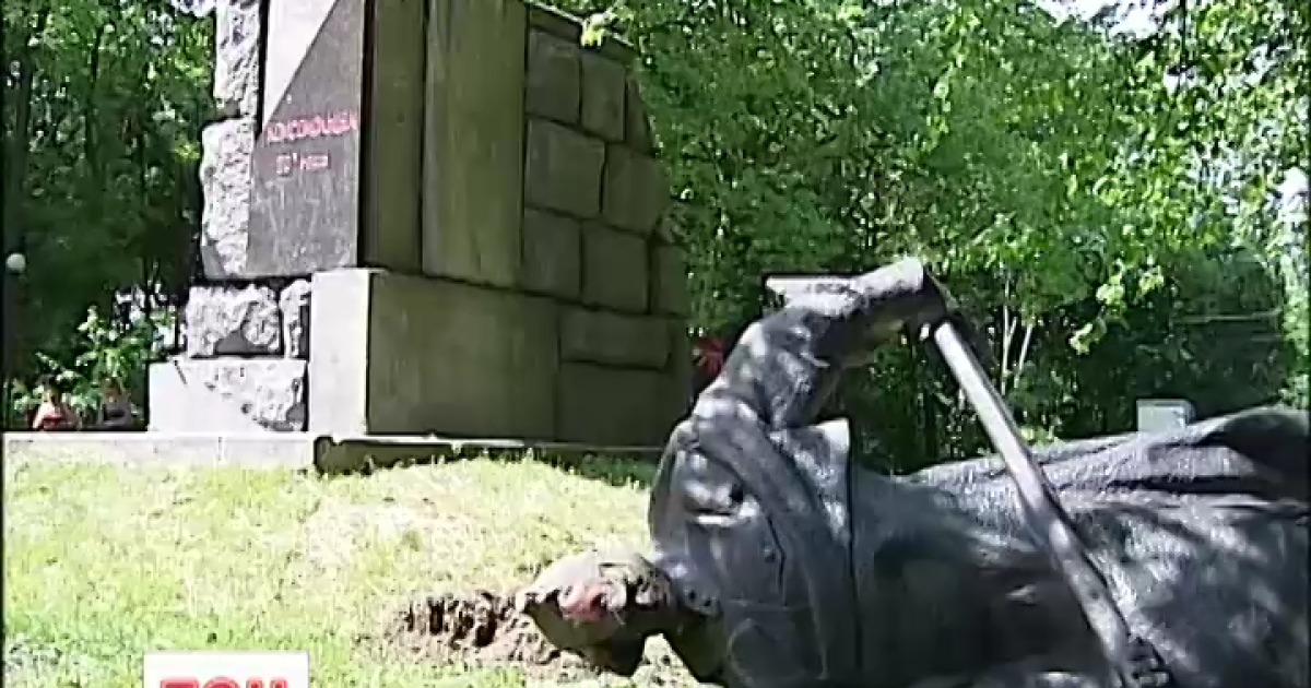 Минус три памятники деятелям советской эпохи.