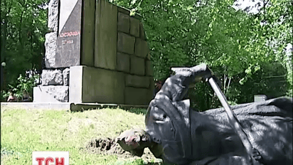 В Киеве за ночь повалили три памятника деятелям советским времен