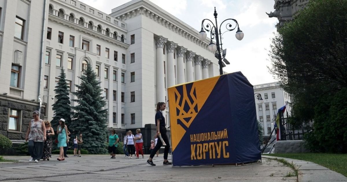 К Зеленскому пришли Нацкорпус и ветераны, которые требуют паспорта для добровольцев