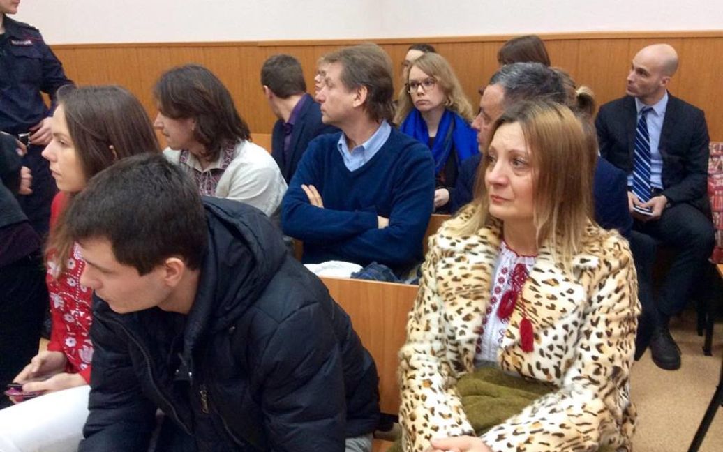Савченко надела аутентичный национальный костюм, который ей привезла сестра Вера / © Фото Валентины Мудрык/ТСН