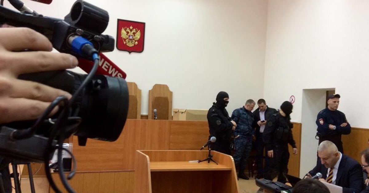 Савченко надела аутентичный национальный костюм, который ей привезла сестра Вера / © Фото Валентины Мудрык/ТСН
