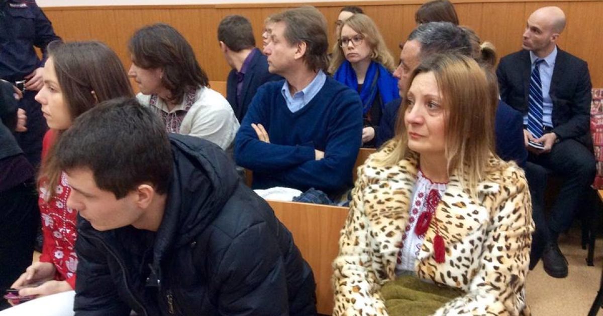 Савченко надела аутентичный национальный костюм, который ей привезла сестра Вера / © Фото Валентины Мудрык/ТСН