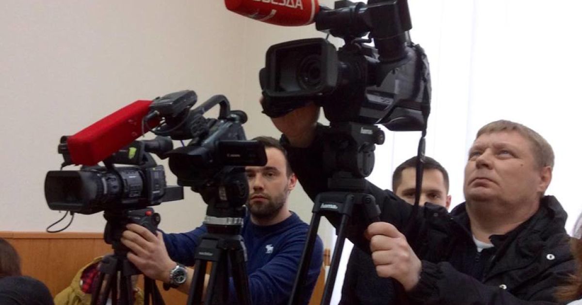 Савченко надела аутентичный национальный костюм, который ей привезла сестра Вера / © Фото Валентины Мудрык/ТСН