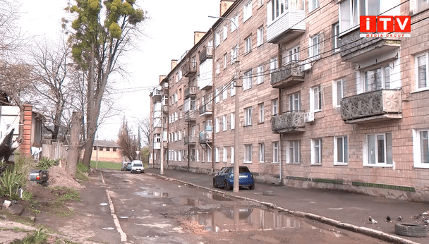 У Рівному 84-річна пенсіонерка випала з вікна, коли його мила: вона померла